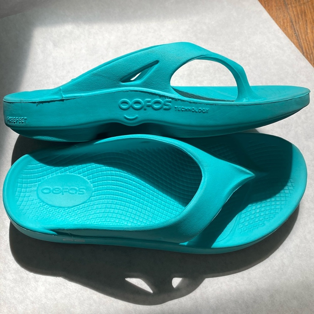 Teal Oofos freefeet sandals. EUC some tread wear but still so comfy!